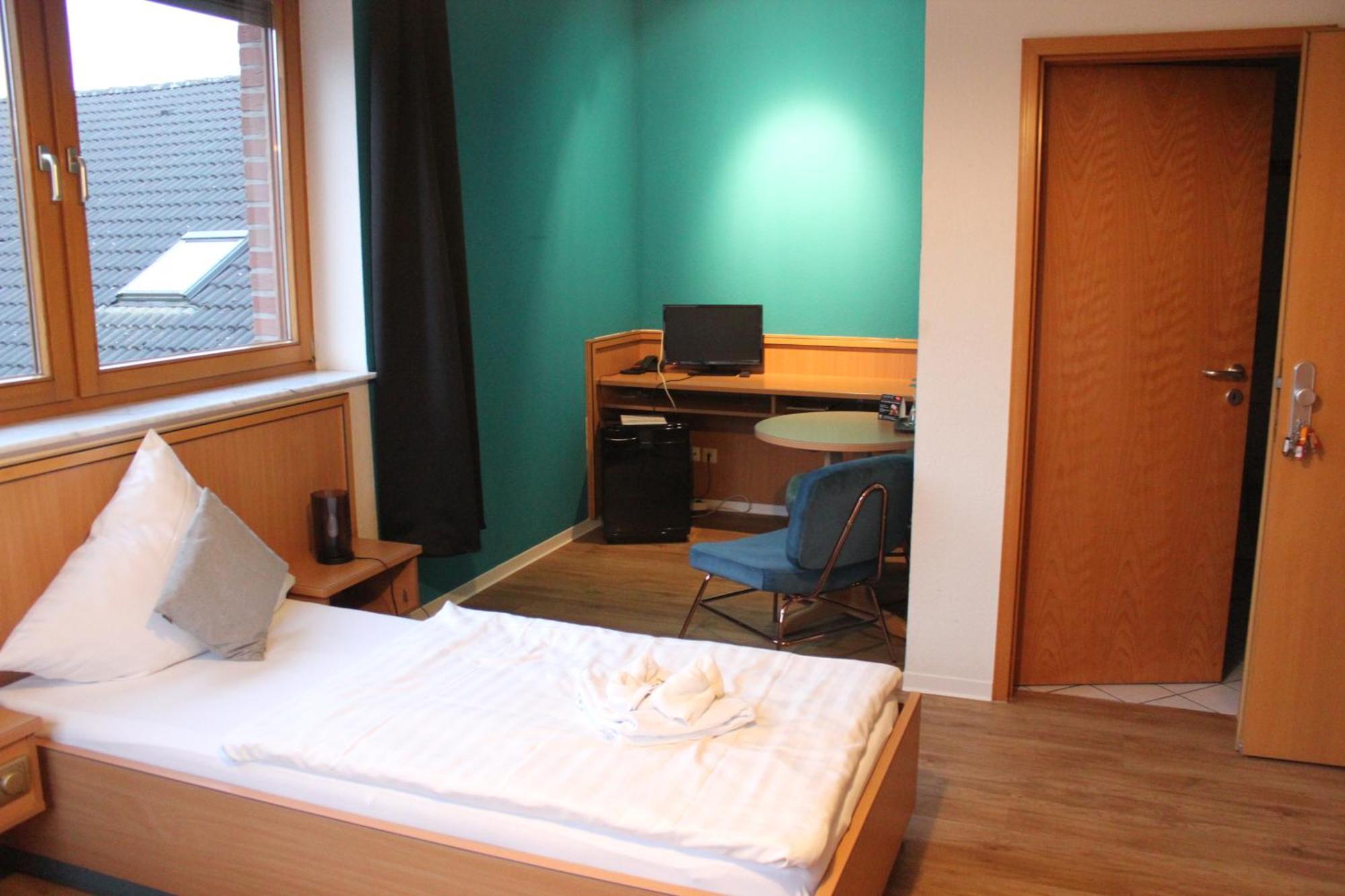 Olympia Hotel & Restaurant Inden Екстериор снимка